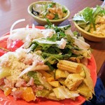 ブロンコ ビリー - セロリと生ハムのオレンジサラダ　ズッキーニ等のカレーマリネ