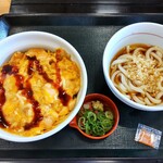 Nakau - 甘辛チーズの親子丼 冷やしはいからうどん(小)セット690円