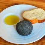 michiと絲 - バケットと竹炭の入った丸パン