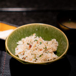 Kagurazaka Teppanyaki Himawari - 大葉のガーリックライス、 蟹出汁のお味噌汁、 柚子大根