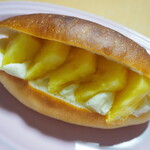 カンロ伊織 - パイナップルのパン