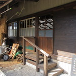 薪ぱん - 店舗入口の階段。
