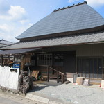 薪ぱん - 外観は古い農家風。