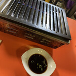 喰道楽 - カウンターに3人並びで座りました。
私が焼き担当