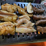 喰道楽 - 一気に焼いて焼きまくるよ〜
左からホルモン、コブクロ、椎茸、サガリ