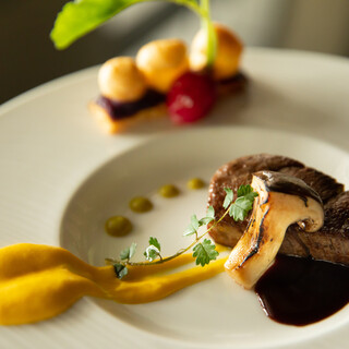 Enjoy classic and original French cuisine with seasonal colors and aromas dancing on your plate.