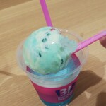 サーティワンアイスクリーム - ホッピングソーダ (税込)480円 の中に入っているアイスクリームを持ち上げてみました　(2021.07.16)