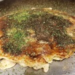 美作 - 豚(税込850円)
            焼き初めてから約7分で完成
            こちらはプレーンの状態で提供され、自分で①お好みソース(辛口&甘口)②青海苔③魚粉を振って、お好み焼きを仕上げます