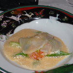 横濱元町 霧笛楼 - マダガスカル産海老のソテー　緑アスパラガスとカブのラザーニア風