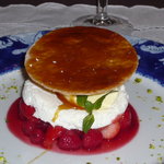 横濱元町 霧笛楼 - 旬の赤いフルーツのフィアンティーヌ仕立て　チーズのムースリーヌとレモン酢風味のグラスと共に