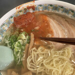 屋台ラーメン榎 - 辛味噌を溶かして