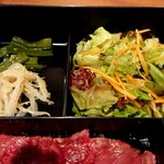 Wagyuu Sumibiyakiniku Yotsubatei - サラダとナムル