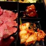 Wagyuu Sumibiyakiniku Yotsubatei - キムチと揚げた肉団子
