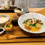 うどんdining KONA×MIZU×SHIO - 山芋とろろと水茄子ときのこの含め煮ぶっかけうどん冷、海老アボカドタルタルご飯大