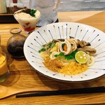 うどんdining KONA×MIZU×SHIO - 山芋とろろと水茄子ときのこの含め煮ぶっかけうどん冷、海老アボカドタルタルご飯大