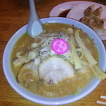 ラーメンさんぱち - 味噌ﾗｰﾒﾝ 後ろに一口餃子(笑)