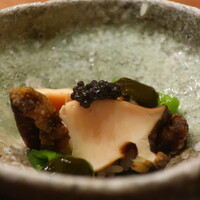 鎌倉 北じま - 鮑の飯蒸し キャビア添えアップ