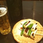Sobadokoro Miuraya - 今夜はそば屋酒。ハートランドについてきたのは葱とししとうの串焼き。葱美味い！
