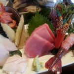 亀喜寿司 - 刺し盛 (ブドウエビ･９０㎏級メバチ鮪中トロ･ユリアゲの赤貝･松皮カレイ縁側･めぬけ･鮑アワビ･子持ち昆布)