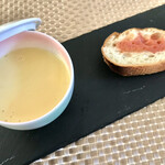 LUPINO - ガーリックトーストとスープ。
スープは熱々のコーンスープがフタ付きのお茶の入れ物に？(・・?)