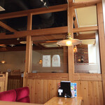コメダ珈琲店 - 店内（前は分煙だったのかな？今は全席禁煙）