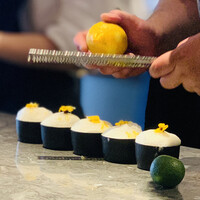 フナシェフ - ② ムール貝お出汁の冷製フラン（茶碗蒸し）、ツブ貝と帆立、潤菜、檸檬のエスプーマとピールのせ：仕上げ中