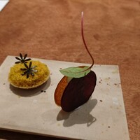 KOKE - オゼイユしっぽぴょ～んのビーツチュイルサンドとからすみ盛り盛りタルト。