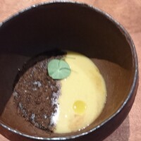 KOKE - とうもろこしスープ。左側の茶色の粒々は野菜パウダー。