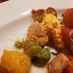 TAVERNA　albero villaggio - 手前左の黄色い果実は旬の梅を使ったマルメラータ（ジャム）、香ばしいチキンとそら豆のグリル、ムースのようにホワッと甘くとろけるトウモロコシのスフォルマートなど