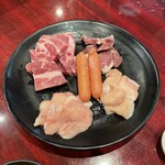 焼肉 肉ノ助 トーキョー - マルチョウ、シマチョウ、ショートリブ、豚のほほ肉、雲仙ソーセージ。
            美味し。