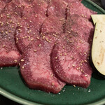 焼肉 八方園 - 歯触りと程よい脂感のタン