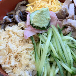 更科 - おそばが見えないくらい具材がたっぷり♫