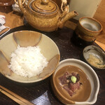 江戸前晋作 - 続いて天ぷらコースのデフォルトのマグロの胡麻茶漬け。今日は樋長さんからの大間のようです