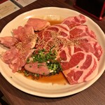 焼肉本家 くれや - 鶏モモと豚ロース