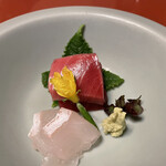 竹葉亭 - コリコリした「マコガレイ」ととろけてなくなってしまう「中トロ」。黄色の花はきゅうりの花。シャキシャキして美味しい。緑の葉っぱも胡瓜の葉。硬めで苦味がある。