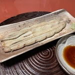 竹葉亭 - 山葵を付けて食べる白焼きは最高！