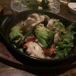 魚酔 - つぶ貝とタコとぶろのガーリック炒め