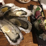 魚まみれ 眞吉 - 岩手の巨大な牡蠣