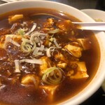 金裕餃子房 - ランチ マーボー麺 半炒飯、サラダ、杏仁豆腐付き