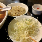 金裕餃子房 - ランチセットの半炒飯、サラダ、杏仁豆腐
