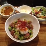 ゴーゴー ミュージック アンド カフェ - ポキ丼、マグロとアボガドで、いかにもヘルシーで美味しいです。