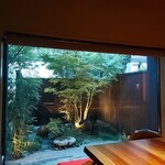 炭火割烹 白坂 - お庭が綺麗