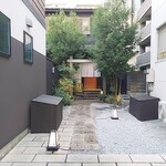 炭火割烹 白坂 - 石畳のアプローチ