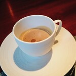 蒼 - ビスクも勿論セットでスペシャル。先ず赤座だけ一口、ビスクを一口、パンを浸して一口、尻尾から赤座をつまんでビスクにドボンして尻尾の中まで頂きます。