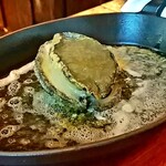 蒼 - 「大原より黒鮑」ワイルド！さっぱりとした自家製バターで。鮑の厚みを見てください。