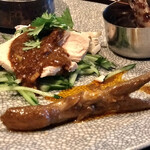 Spice&Dining KALA - 鸭舌咸菜(鴨舌の麻辣ピックル)
      口水鸡(よだれ鶏)