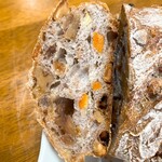 エグ・ヴィヴ - 【2021年07月】フルーツ入りロデヴ390g＠897円（オレンジ、ブドウ、クルミ入り）2.3円／g、断面。コレも美味いんだ(^^)/