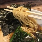 らーめん そよ風 - あまり太くない麺は、美味しい煮干しのスープにしっかりと絡みます。また、良い食感です。