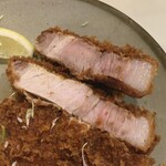 丸和 - 特ロースかつ定食の肉は、ものすごく分厚いです。