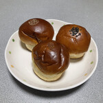 平井製菓 - 料理写真:下田あんパン(小倉餡)　ハリスさんの牛乳あんパン　ひめ桃あんパン